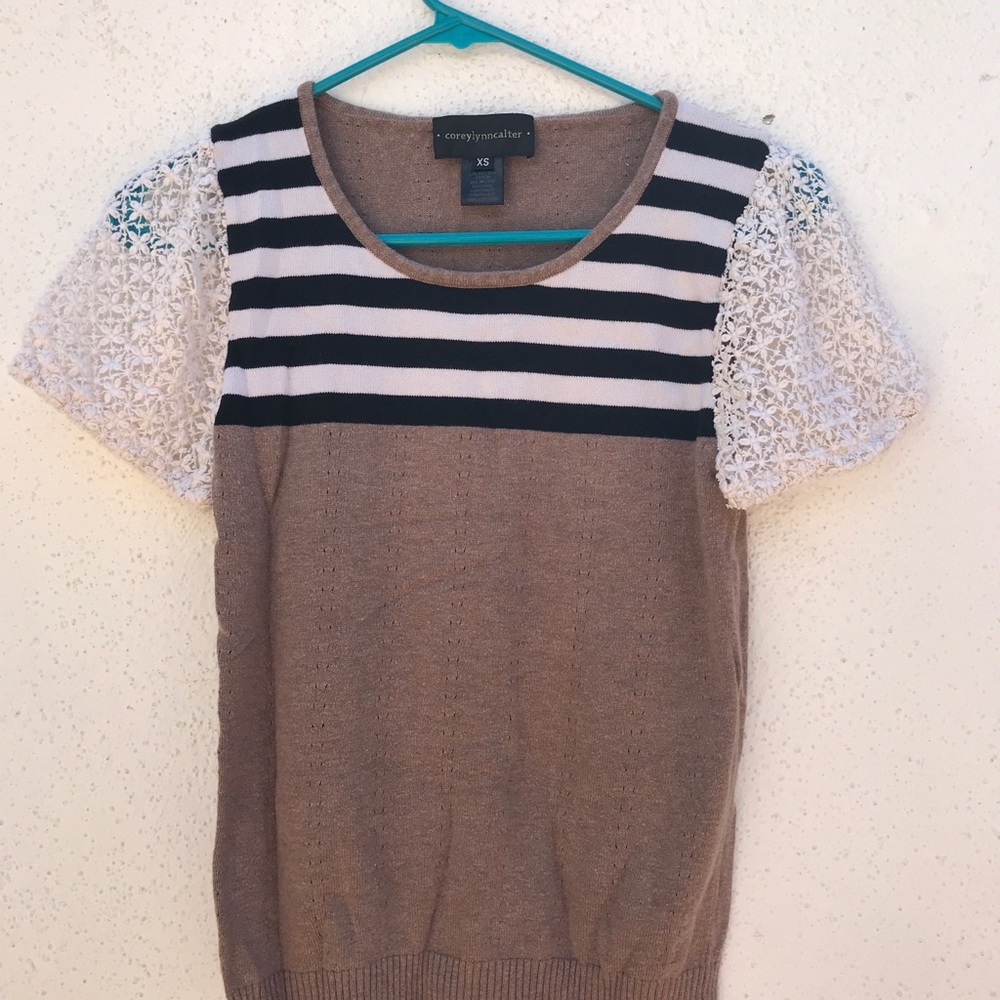 SHORT LACE SLEEVE TOP